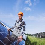 Panouri fotovoltaice montate de un meșter în curtea unei firme din Slobozia.