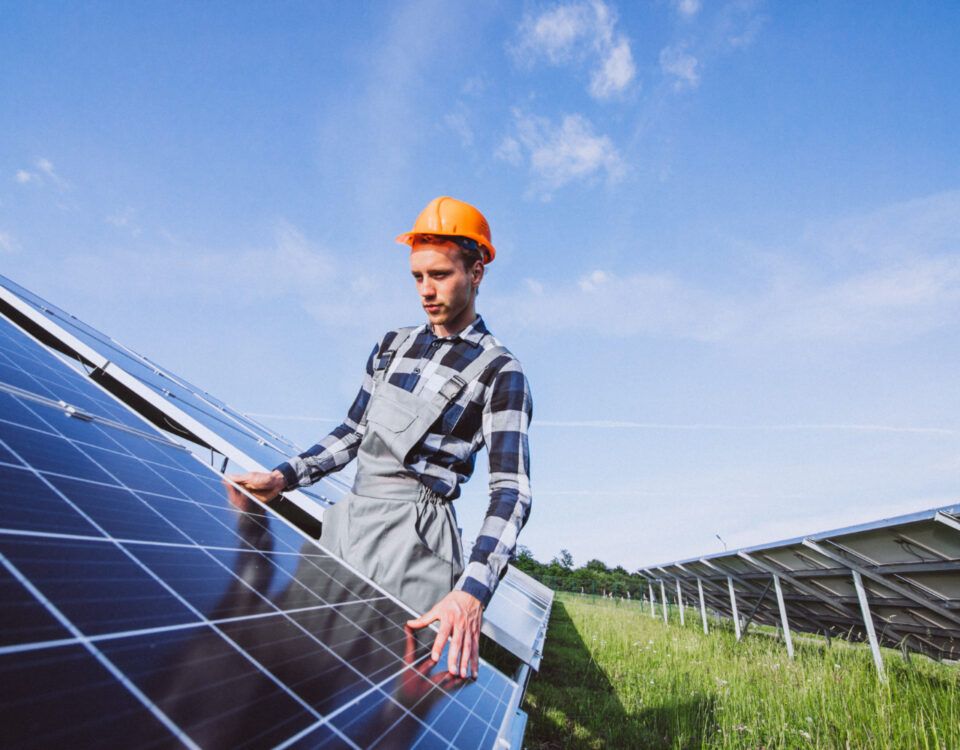 Panouri fotovoltaice montate de un meșter în curtea unei firme din Slobozia.